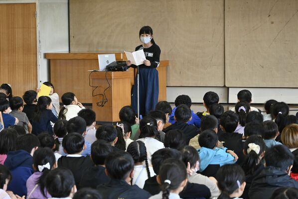 交通安全の決意を読み上げる児童ら＝15日午前、鹿沼市樅山町
