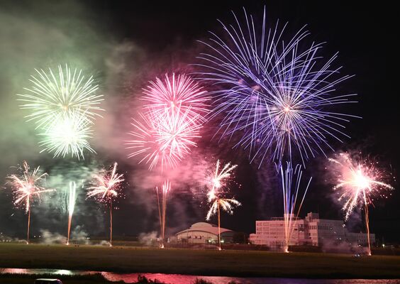 思川の上空を華やかに彩った「第72回小山の花火」（２秒間露光）