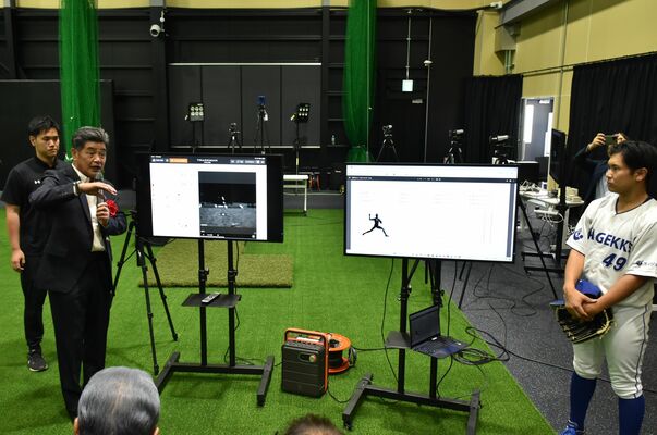 投球動作解析のデモンストレーションで解説する工藤さん（左から２人目）