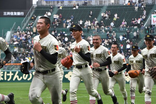 23年ぶりの春８強を決め、笑顔の作新ナイン＝25日午後４時30分、兵庫県西宮市の甲子園球場