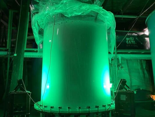 「緑光　ＧＲＥＥＮ　ＬＩＧＨＴ」を醸す緑色ＬＥＤ照射の透明タンク
