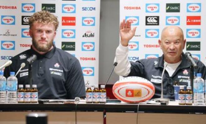 　記者会見するラグビー日本代表のジョーンズＨＣ（右）とディアンズ＝２３日、東京都内