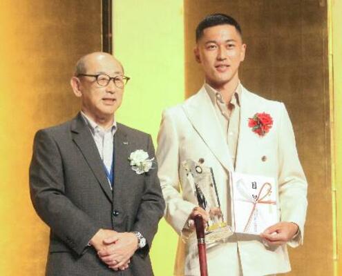 「米山稔賞」を受賞した車いすテニス男子の小田凱人(右)=12日、東京都千代田区