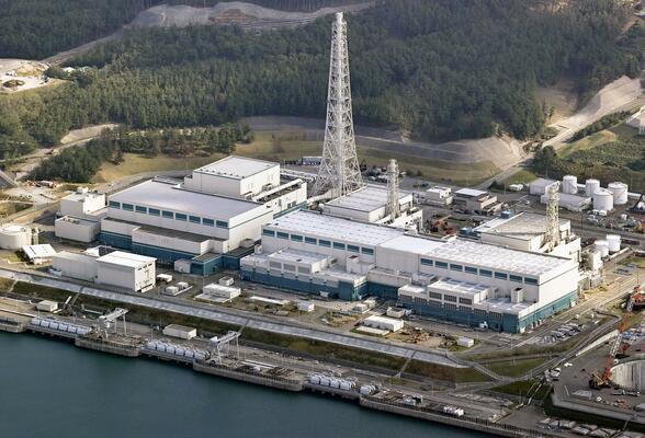 新潟県の東京電力柏崎刈羽原発の(左から)5号機、6号機、7号機。東電の原発再稼働は福島第1原発事故後、初めてとなる=2025年11月
