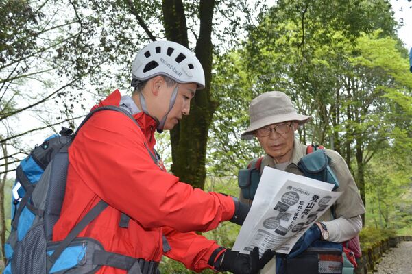 登山客に安全な登山を呼びかける宇都宮中央署員（左）＝25日午前９時35分、宇都宮市福岡町