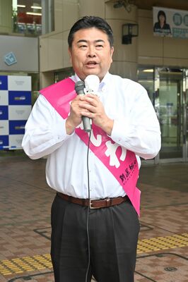 消費税廃止などを訴えた高井幹事長＝16日午前、ＪＲ宇都宮駅西口