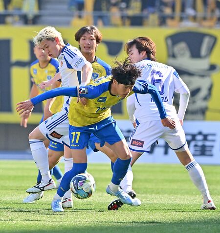 前半24分、栃木ＳＣのＦＷ西野（手前）が競り合う＝カンセキスタジアムとちぎ、河野光吉撮影