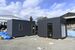 ヒュッテの小屋タイプ（左）とガレージタイプ＝真岡市