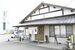 店舗の外観。周辺は田園風景が広がっている