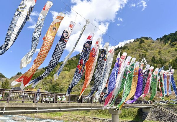 青空の下で風にたなびく色鮮やかなこいのぼり=24日午前11時50分、那須塩原市百村
