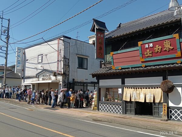 島崎酒造の酒蔵まつりで開会を待つ日本酒ファンの列＝４月１１日、那須烏山市