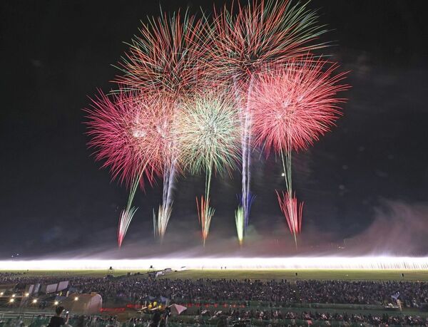 約2万発の花火が夜空を彩った足利花火大会=2日午後8時50分、足利市の渡良瀬川河川敷(15秒間露光、超広角レンズ使用)
