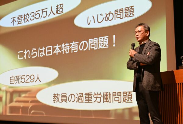 日本カウンセリング学会県支部会のセミナーで講演する工藤さん＝2025年12月、宇都宮市内