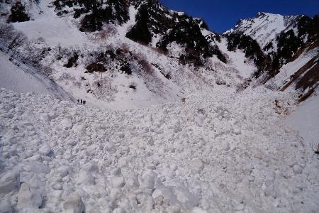 　雪崩にのまれてから１０日後に再び登ると、別の場所に大きなデブリ（雪崩の跡）がありました。このころは今と比べて残雪が多く、これだけの規模のデブリはその後見たことがありません＝１９９５年４月２９日、横尾本谷出合付近