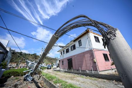 突風の被害を受け折れ曲がった電柱=6日午前10時33分、静岡県牧之原市