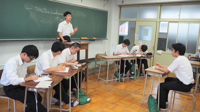渡邉　康さん（写真中央）は、昨年の全国高校生ディベート大会で最優秀ディベータに選ばれました。中央の発表者の言葉を必死にメモをしていき、質問や反論をしていきます。