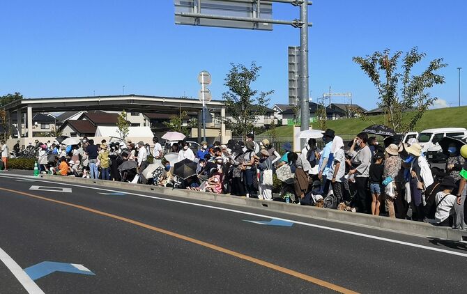 両陛下を一目見ようと沿道に集まった人たち=1日午後、宇都宮市