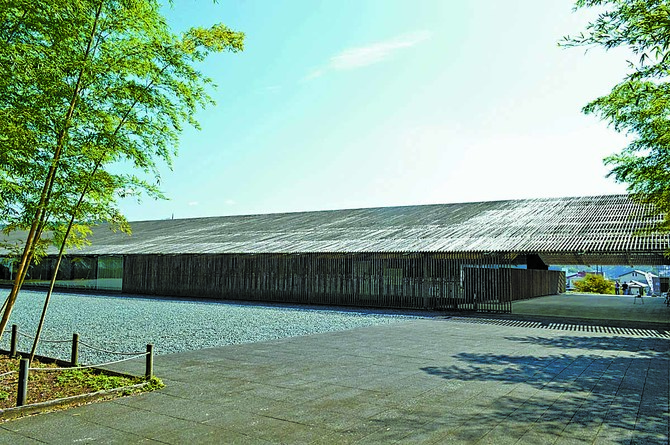 那珂川の里山の風景に溶け込む建築。庭に植えられたキンメイモウソウチクの緑の葉がこれから金色に変わります