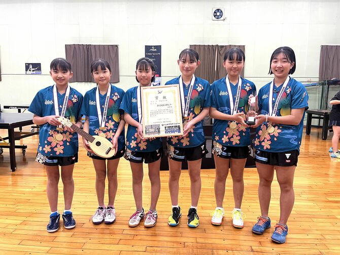 全日本クラブ卓球選手権大会で優勝した、平塚 真帆（ひらつか・まほ）さん（11）、阿部 永愛（あべ・えな）さん（12）、五十畑 寿音（いそはた・ことね）さん（12）、伊藤 心咲（いとう・みさ）さん（15）、原 七星（はら・ななせ）さん（14）、園部 葵彩（そのべ・きさ）さん（14）