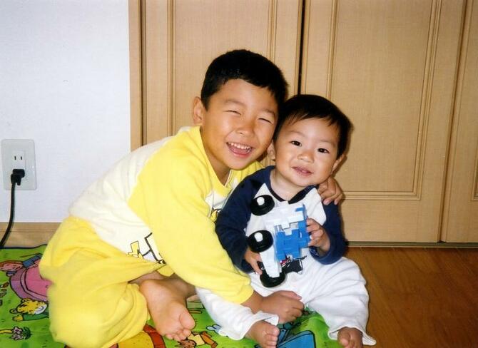 自宅でくつろぐ６歳の玲さん（左）と１歳の慶さん