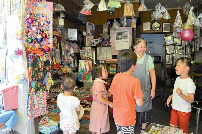 子どもたちと笑顔で会話する森田さん