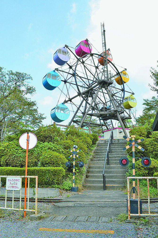 公園のシンボルの観覧車は高さ約15㍍