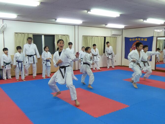 その日一番小さかった小学1年生から、全員声を出して練習に励みます。猪熊さんも下級生に助言をしています
