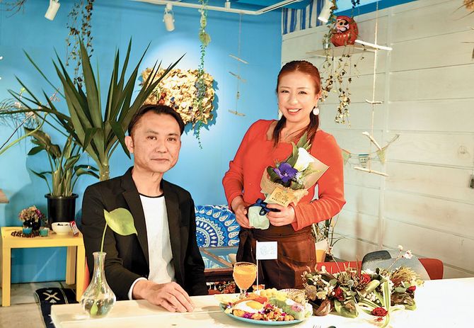 高島賢一さん（左）とキッチン担当の須山真由美さん（右）