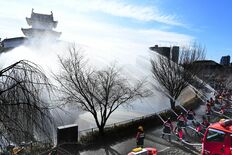 宇都宮で「消防出初式」　城址公園の土塁めがけて放水、高度救助隊員が訓練…