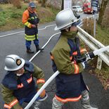 山林火災に備えを　町消防団第１分団など　80人参加し中継送水訓練