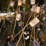 提灯付けた竹ざお、激しくぶつけ合う　野木神社の奇祭「提灯もみ」　５年ぶり境内に熱気