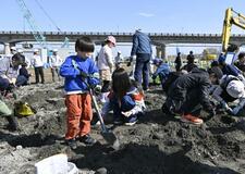 化石発見 親子ら歓声