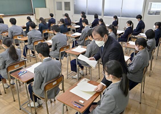 緊張感が漂う中、試験開始を待つ受験生たち＝６日午前９時２０分、宇都宮市大曽３丁目