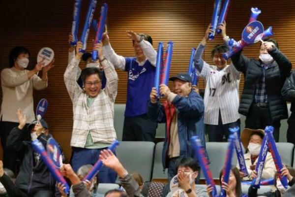 大谷翔平の出身地、岩手県奥州市で開かれた米大リーグワールドシリーズのパブリックビューイングで、ドジャースの2連覇を喜ぶ人たち=2日午後