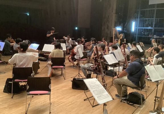 ワークショップのリハーサルに励む団員（日本交響楽団提供）