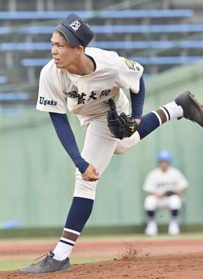 昨夏に甲子園のマウンドを経験し、急成長した文星付高の堀江＝７月の栃木大会より