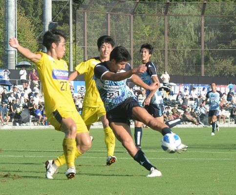 後半３５分、栃木シティＦＣのＦＷ吉田が強烈なシュートを放つ＝ＣＦＳ