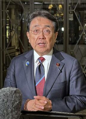 　記者団の取材に応じる赤沢経産相＝５日、パリ（共同）