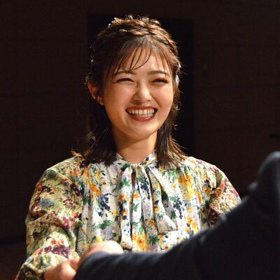 「益子大使」に委嘱され、広田町長から笑顔で委嘱状を受け取る井上さん（写真と本文は関係ありません）