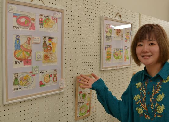 「どす。」さんの作品をＰＲする姉の藤生さん