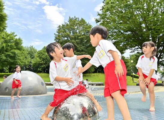 梅雨明けし、青空の下で水遊びを楽しむ子どもたち＝18日午後０時20分、宇都宮市白沢町