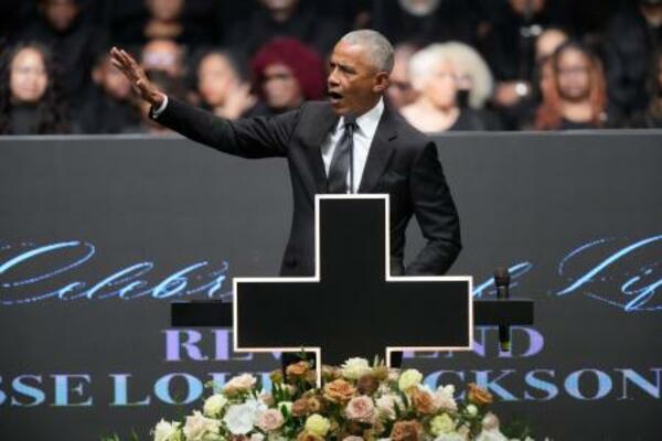 　米公民権運動指導者ジェシー・ジャクソン師の葬儀で、追悼演説するオバマ元大統領＝６日、シカゴ（ＡＰ＝共同）