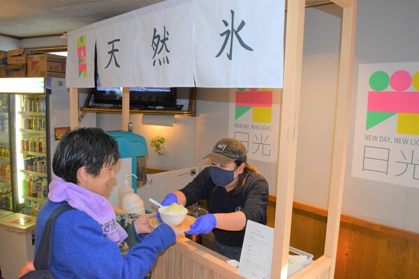 銭湯利用者には天然氷のかき氷も振る舞われた「日光めぐり湯」＝11日午後、東京・北千住