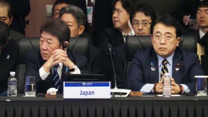 　ＡＰＥＣ閣僚会議に臨む赤沢経産相（右）と茂木外相＝３０日、韓国・慶州（経産省提供・共同）