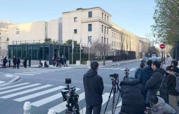 米中閣僚級貿易協議が行われる会場前=15日、パリ(共同)