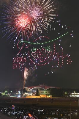 市政70周年の節目を飾る花火とドローンショーの共演