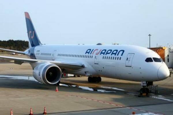 3月で運航を休止するエアージャパンの機体=28日午後、成田空港