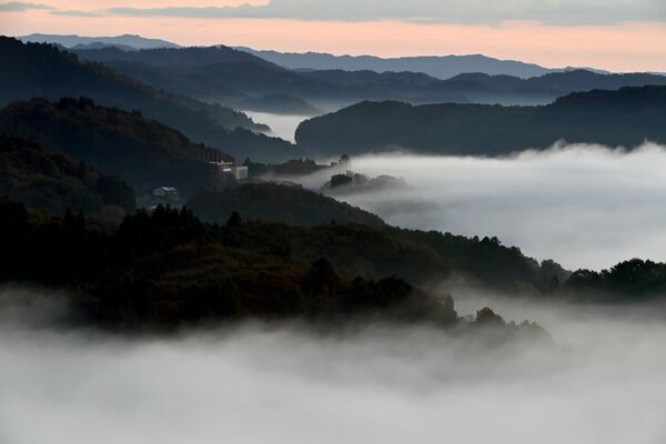 鎌倉山周辺の集落を覆った雲海＝６日午前５時50分、茂木町九石