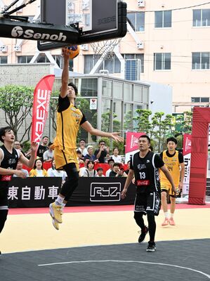 熱戦を繰り広げるブレックスの選手ら＝１０日午前、宇都宮市江野町