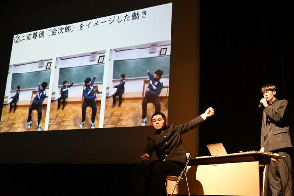 探究学習で考案した体操を披露する生徒
